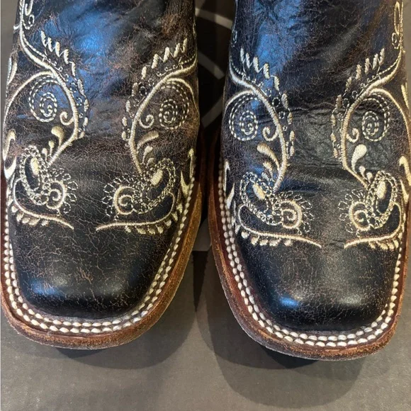 Women's Embroidered Ariat Western Boots - Picture 10 of 16